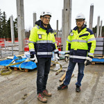 Työpäällikkö Timo Rajala (vas.) ja vastaava työnjohtaja Veijo Hämäläinen pitävät työmaataan erittäin vaativana sekä logistisesti että teknisesti.