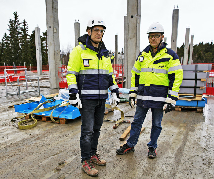 Työpäällikkö Timo Rajala (vas.) ja vastaava työnjohtaja Veijo Hämäläinen pitävät työmaataan erittäin vaativana sekä logistisesti että teknisesti.