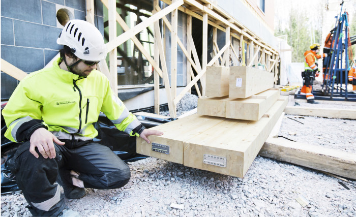 Rakennusliike­ Reposen puu- elementtien asennuksista vastaava työnjohtaja Matti Mäkitalo tietää näiden kerrostalon puuelementtien asennuksen rytmityksestä. ”Hektistä!”, hän sanoo ykskantaan.