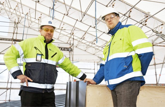Mika Suntio ja Juha Kaunola ovat yhtä mieltä sääsuojan tarpeellisuudesta ja hengittävien rakenteiden mielekkyydestä.