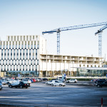 Skanska rakentaa Kehäradan  Aviapoliksen aseman sisäänkäynnin taakse Aviabulevardi-toimistotaloa ja sen seinänaapuriksi oikealle puolelle hotellia.