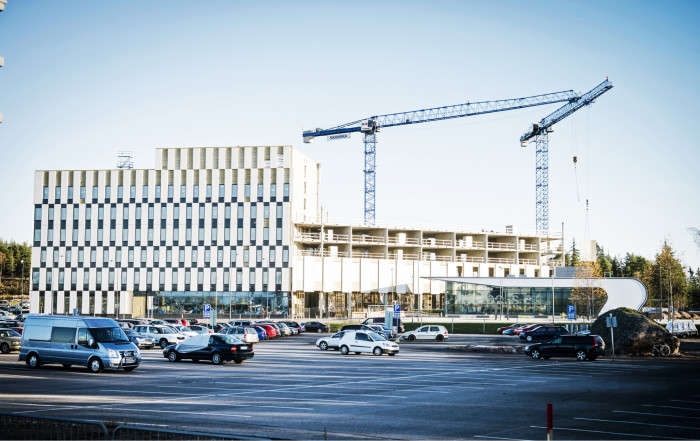 Skanska rakentaa Kehäradan  Aviapoliksen aseman sisäänkäynnin taakse Aviabulevardi-toimistotaloa ja sen seinänaapuriksi oikealle puolelle hotellia.