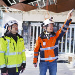 Työmaapäällikkö Jukka Männikkö (vasemmalla) ja valvoja  Risto Kainulainen arvioivat asemahallin töiden jälkeä.