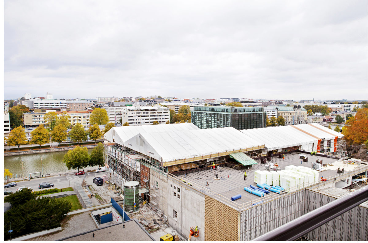 Turun kaupunginteatterin laajennus ja korjaus tehtiin säältä suojassa.