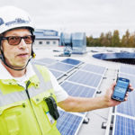 Ei enää koeajoa, mutta johtava kiinteistöjen ylläpidon asiantuntija Juha-Matti Horttanainen seuraa tarkkaan kännykästään KYS Puijon sairaalan aurinkovoimalan toimintaa.
