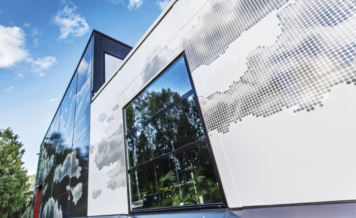 Rakennuksen ulkovaippa on tehty ilmatiiviistä energiapaneelista, joka hyödyntää aurinkoenergiaa.