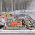 Pääurakoitsija Graniittityö Kallio Oy on keksinyt ratkaisun,  jossa massat käytetään tiealueen rajoissa.
