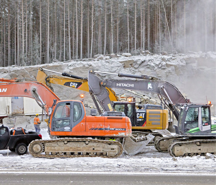 Pääurakoitsija Graniittityö Kallio Oy on keksinyt ratkaisun,  jossa massat käytetään tiealueen rajoissa.