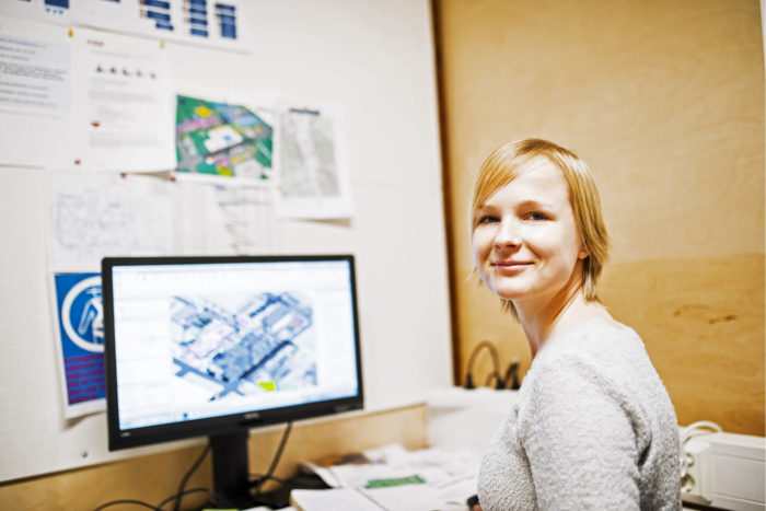 Mallintaja Juuli Sild päivittää  logistiikkasuunnitelmia jatkuvasti muuttuvan  työmaatilanteen  mukaan.