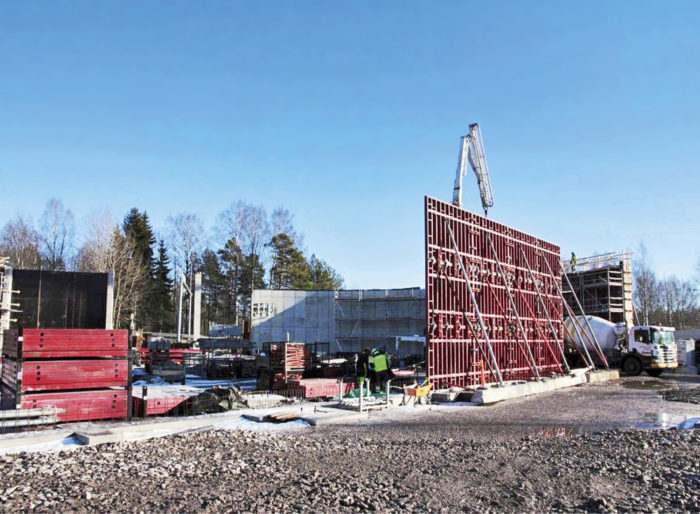 Suurikokoisten maanpaineseinien rakentaminen käynnistyi helmikuussa 2017. Noin kahdeksan metriä korkeat seinät valetaan suurmuoteilla. Valmistuttuaan kuusikerroksinen, Kehä I:n viereen kohoava kampusrakennus muodostaa uuden, näyttävän maamerkin saavuttaessa pohjoisesta Itäkeskuksen suuntaan.

(KUVA: HANNA ARHE)