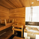 Sauna ja kylpyhuone tuodaan rakennuksen sisään kokonaispakettina, johon täytyy asentaa paikan päällä vain saunan lasiseinä ja -ovi.