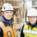 Työpäällikkö Ju­ha Varis ja Espoon seurakuntayhtymän kiinteistöpalvelui­den kunnossapitoinsinööri Taisto Pajari ovat tyytyväisiä yhteistoiminnalliseen urakkamalliin.