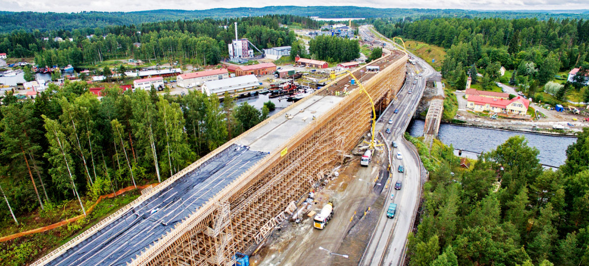 Savonlinnassa rakenteilla olevasta Laitaatsalmen silta on 500 metriä pitkä eli se on Suomen pisin  betonisilta. (KUVA: JUKKA KOSKIVIRTA)